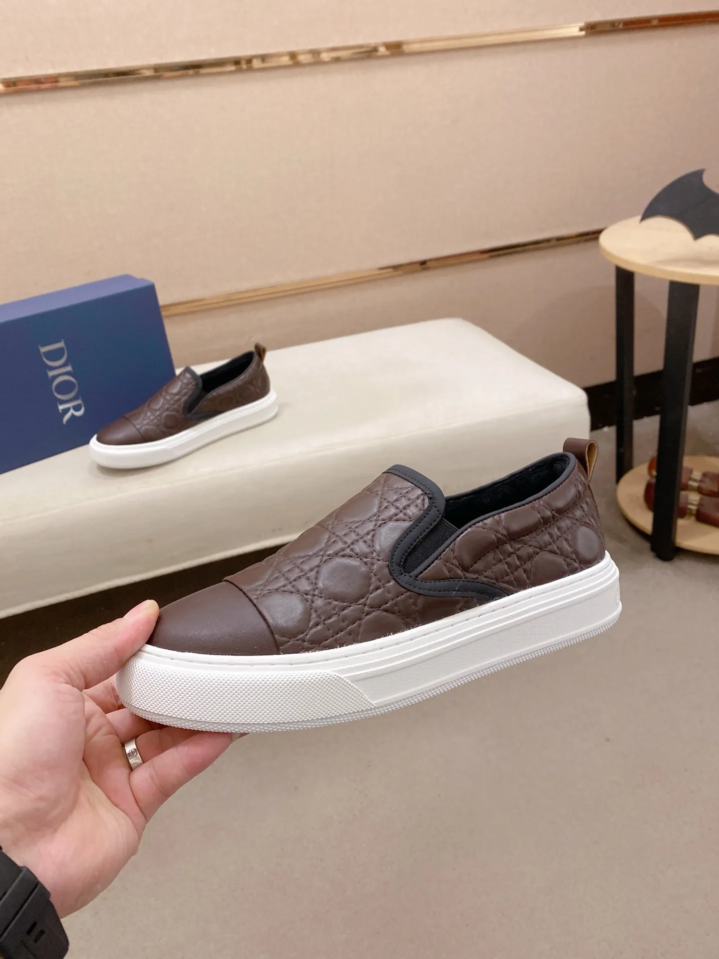 Factory price: 380💰 (leather lining * velvet lining optional) [Dior·Dio*] new casual sports style men's shoes, brand new design, perfect workmanship, slip-on lazy style to create cabinet quality, upper: imported first-layer cowhide, sheepskin lining is soft and comfortable, ultra-light rubber wear-resistant outsole, simple, versatile men's shoes, size: 39-44. Can be customized.45.46.47